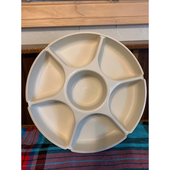Tupperware divided vegetable chip and dip tray with lid - Picture 2 of 14